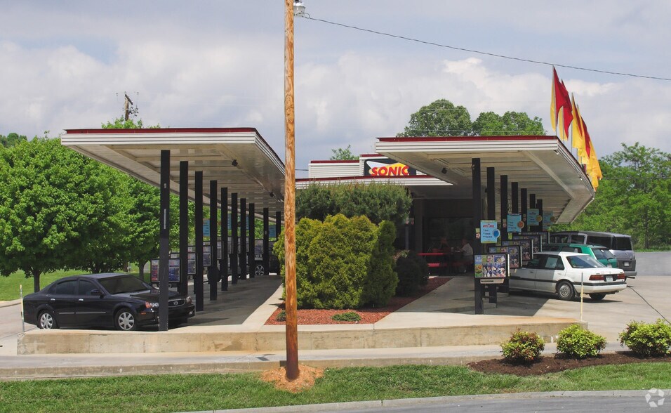 3302 W Market St, Johnson City, TN à louer - Photo de l’immeuble – Image 2 sur 6
