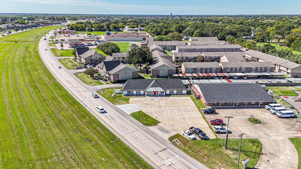 2300 S Bypass 35, Alvin, TX à louer - Photo de l’immeuble – Image 3 sur 11