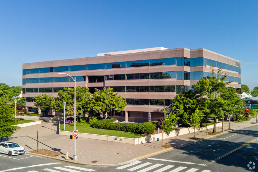 2500 Wilson Blvd, Arlington, VA à louer - Photo de l’immeuble – Image 1 sur 5