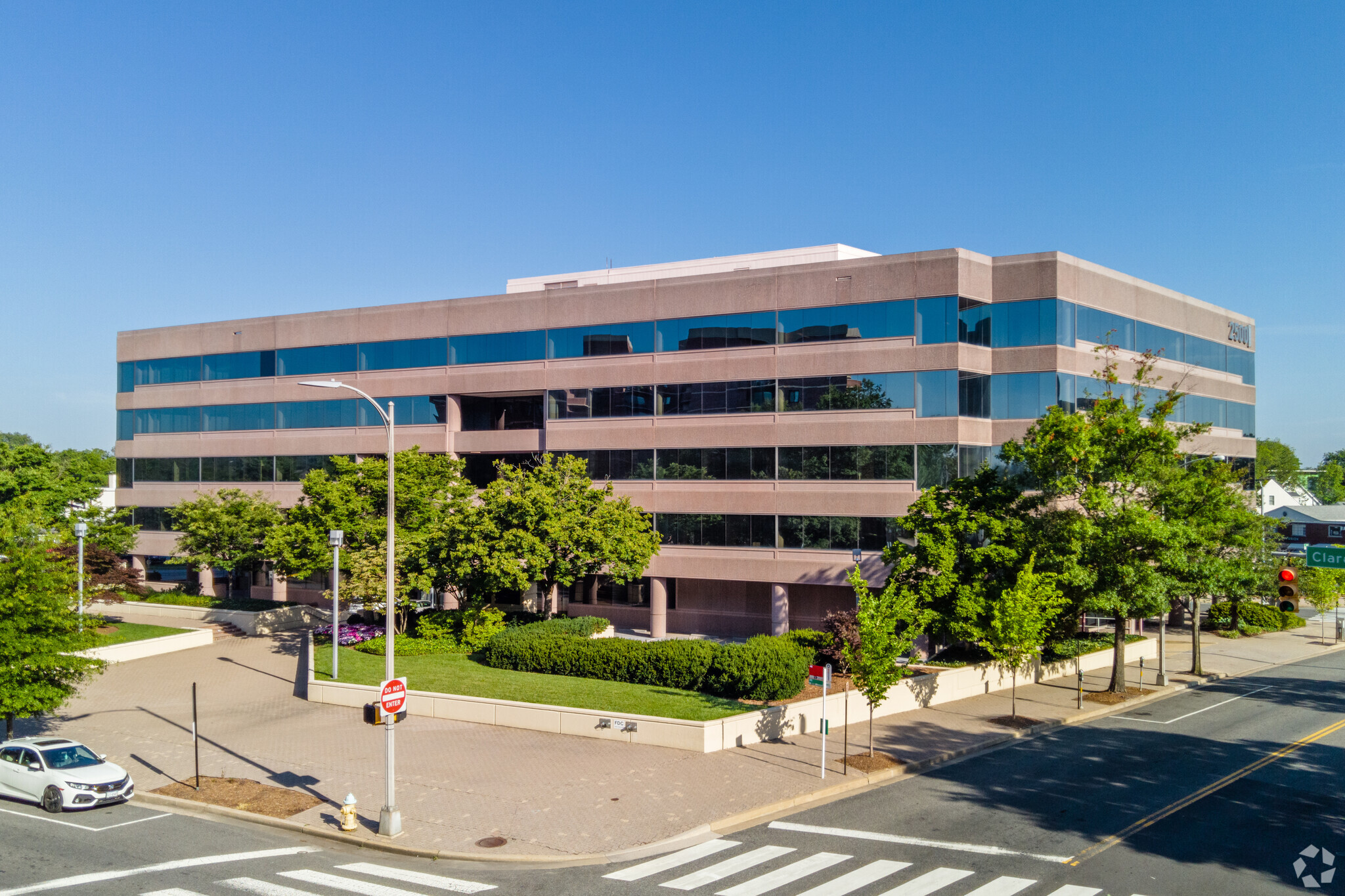 2500 Wilson Blvd, Arlington, VA à louer Photo de l’immeuble– Image 1 sur 6