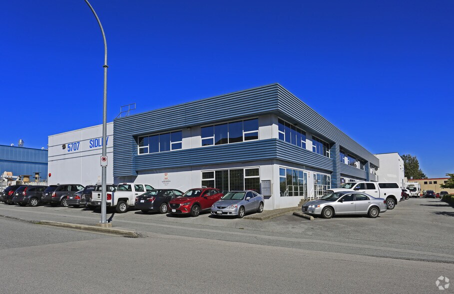 5707 Sidley St, Burnaby, BC à louer - Photo principale – Image 1 sur 11