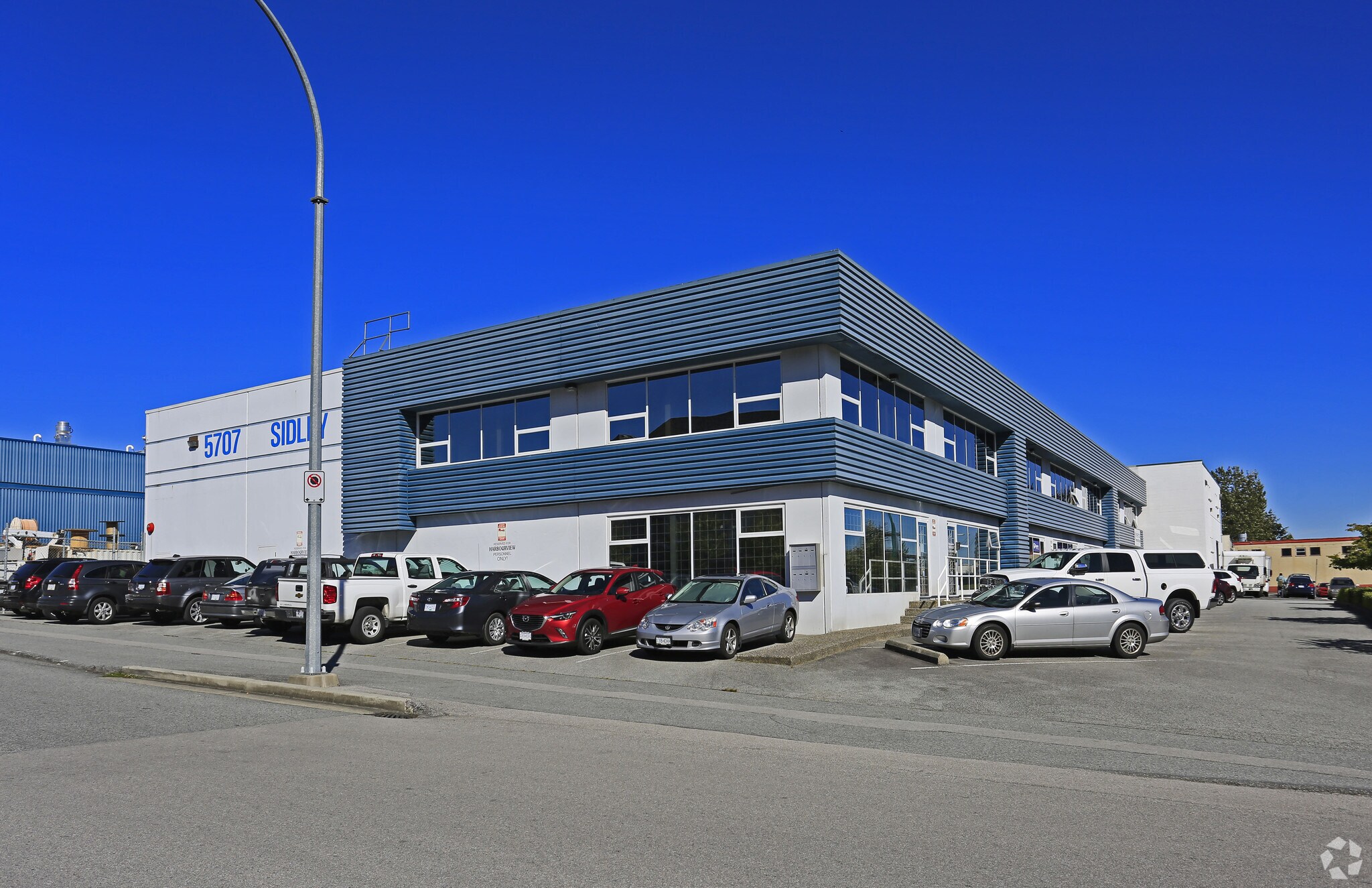 5707 Sidley St, Burnaby, BC à louer Photo principale– Image 1 sur 12