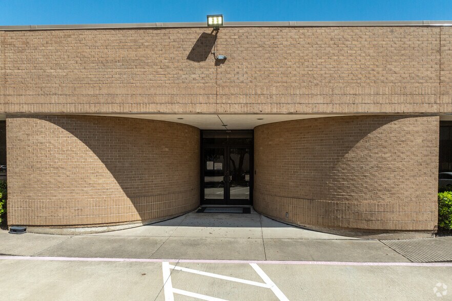 9250 Amberton Pky, Dallas, TX à louer - Photo de l’immeuble – Image 3 sur 8