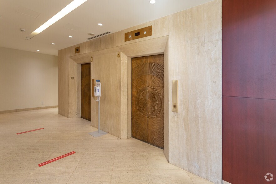 601 W Broadway, Vancouver, BC à louer - Hall d’entrée – Image 2 sur 7