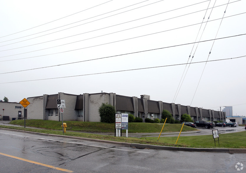 55 Mills Rd, Ajax, ON à louer - Photo de l’immeuble – Image 2 sur 5