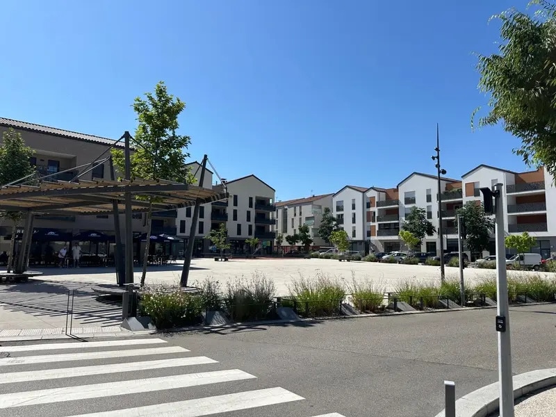 Local commercial dans Saint-Laurent-de-Mure à louer Photo de l’immeuble– Image 1 sur 6