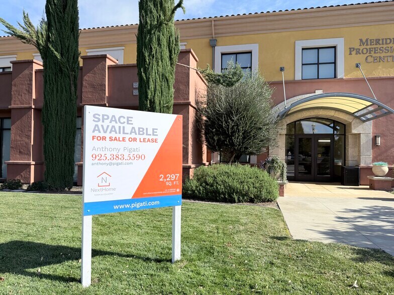 100 Cortona Way, Brentwood, CA à vendre - Photo de l’immeuble – Image 2 sur 8