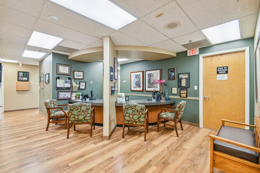 1879 Nightingale Ln, Tavares, FL à louer - Photo de l’immeuble – Image 3 sur 12