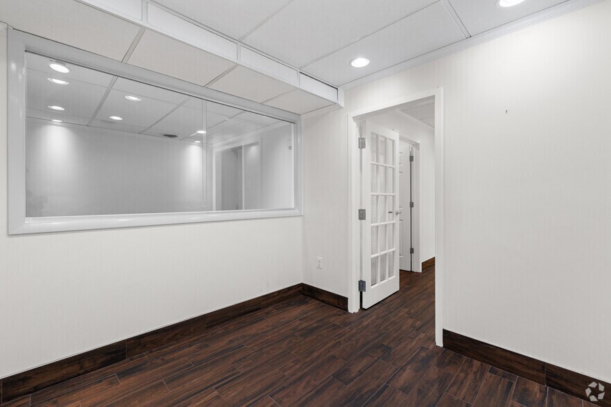 410 Maple Ave W, Vienna, VA à louer - Photo de l’immeuble – Image 2 sur 25