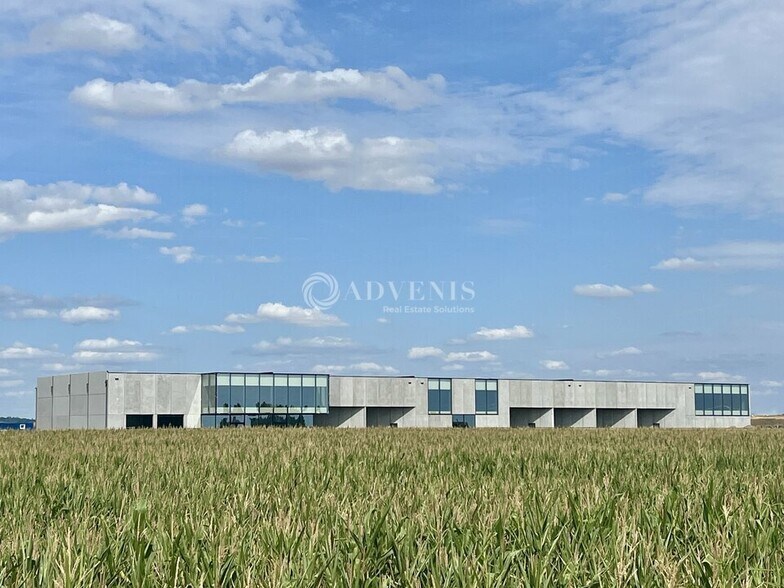 Local d’activités dans Le Mesnil Amelot à louer - Photo de l’immeuble – Image 1 sur 11