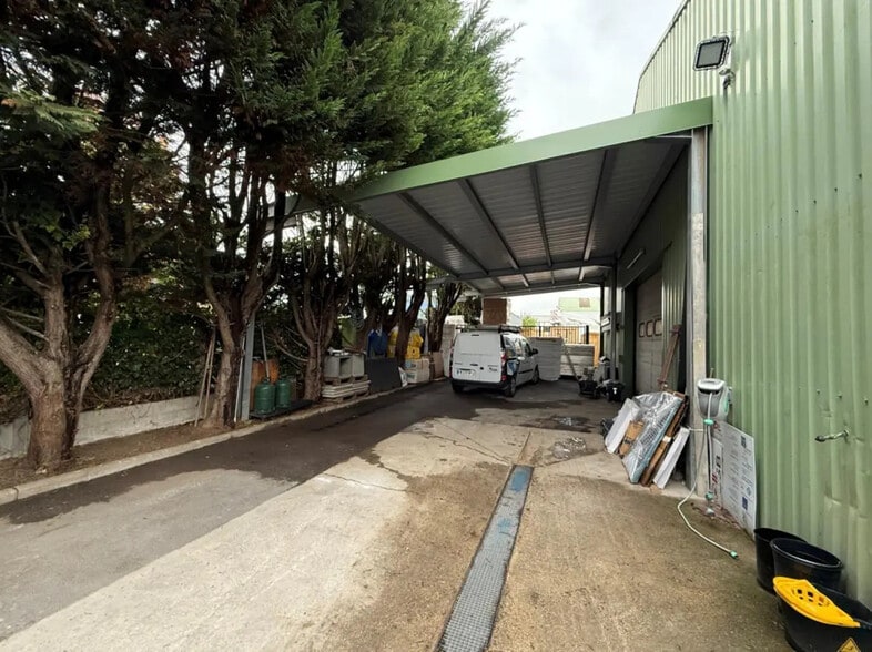 Local d'activités dans Saint-Michel-sur-Orge à vendre - Photo de l’immeuble – Image 2 sur 9