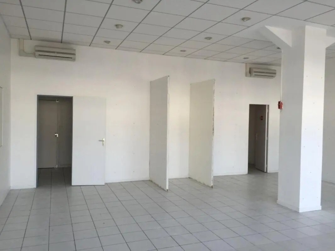 Bureau dans Normanville à louer Photo de l’immeuble– Image 1 sur 4