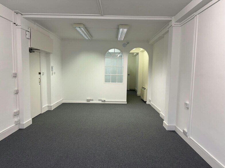 26 Claremont Rd, Surbiton à louer - Photo de l’immeuble – Image 2 sur 8