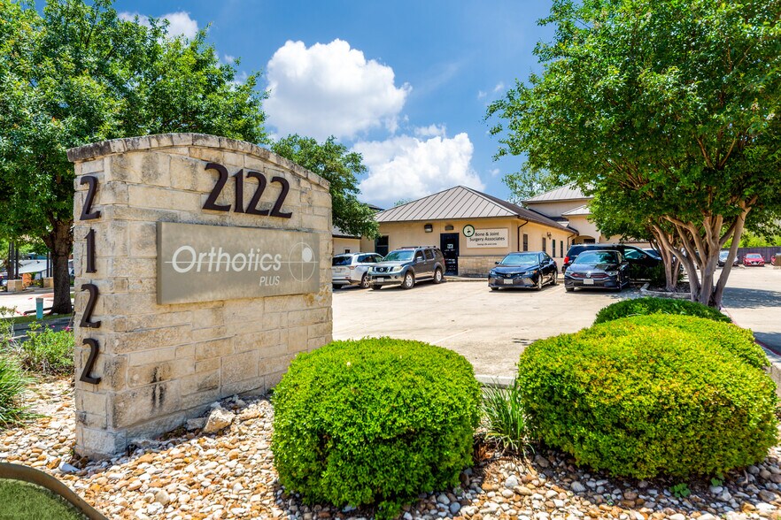 2122 Babcock Rd, San Antonio, TX à vendre - Photo de l’immeuble – Image 1 sur 26