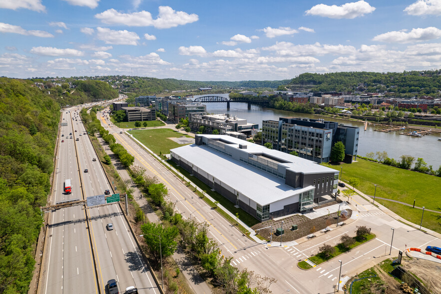 709 Technology Dr, Pittsburgh, PA à louer - Photo de l’immeuble – Image 3 sur 8