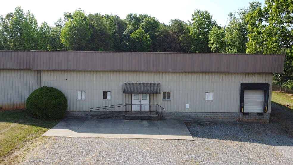 2460 Davie Ave, Statesville, NC à louer - Photo de l’immeuble – Image 3 sur 5