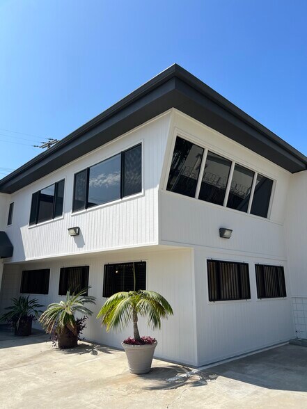 735 Ohms Way, Costa Mesa, CA à louer - Photo de l’immeuble – Image 2 sur 16