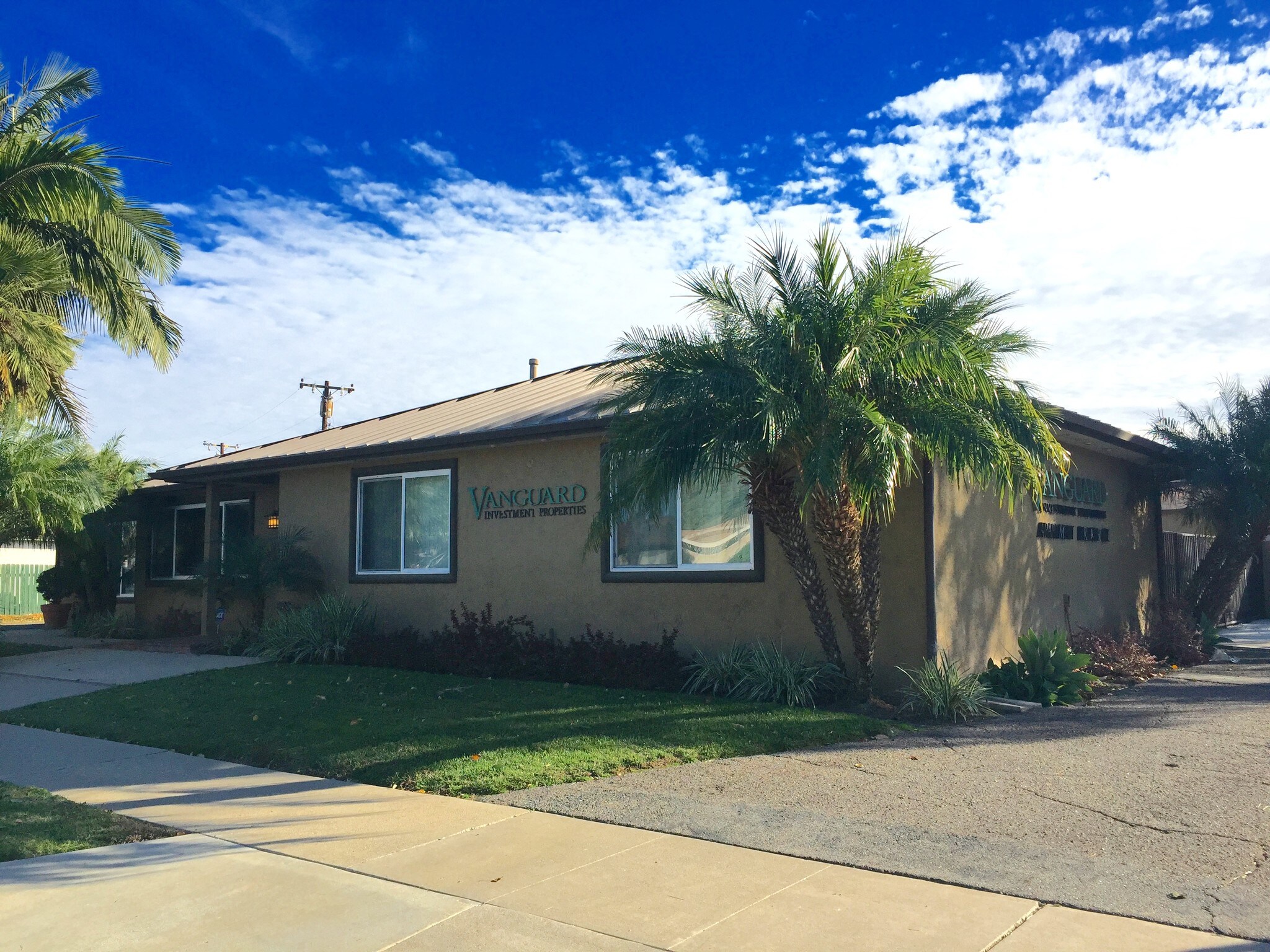 118 N State College Blvd, Fullerton, CA à louer Photo principale– Image 1 sur 30