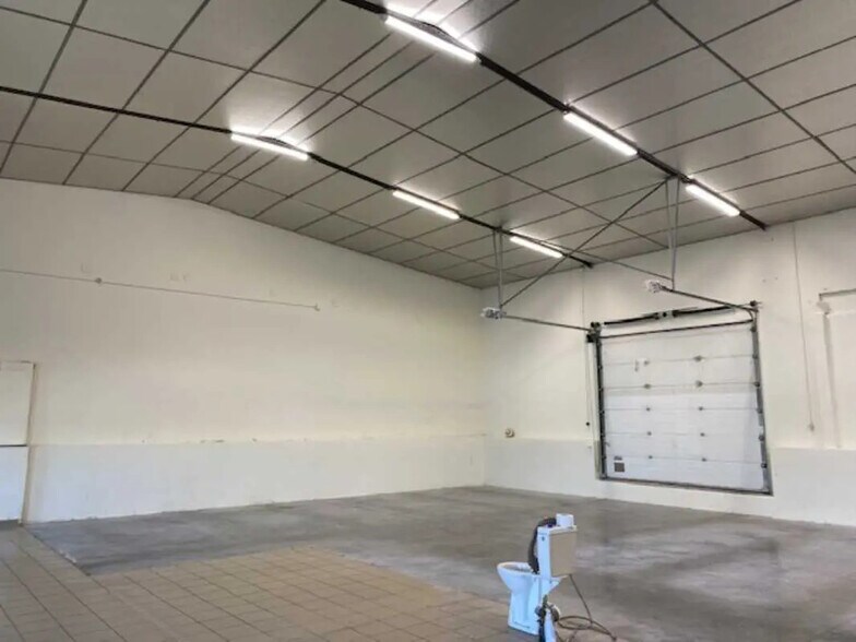 Local d’activités dans Décines-Charpieu à louer - Photo intérieure – Image 2 sur 4