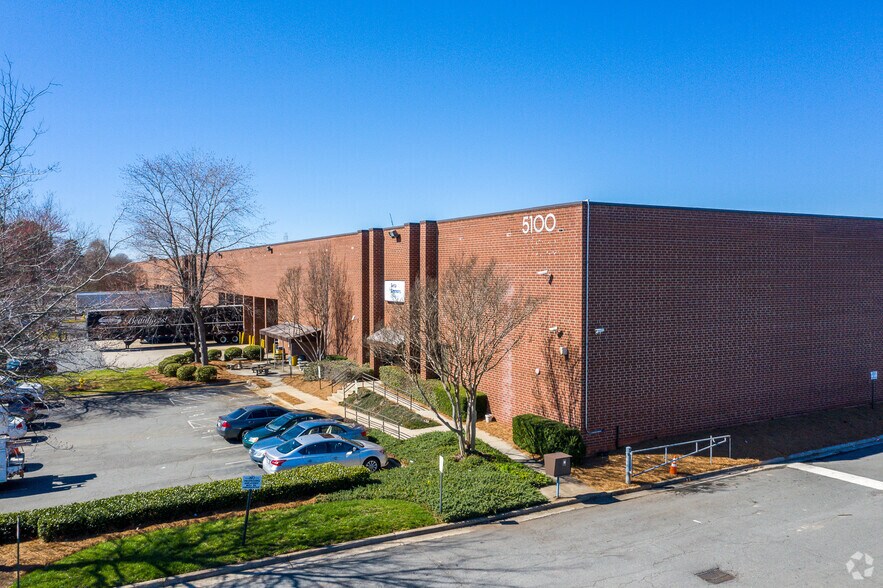 5100 W WT Harris Blvd, Charlotte, NC à louer - Photo principale – Image 1 sur 1