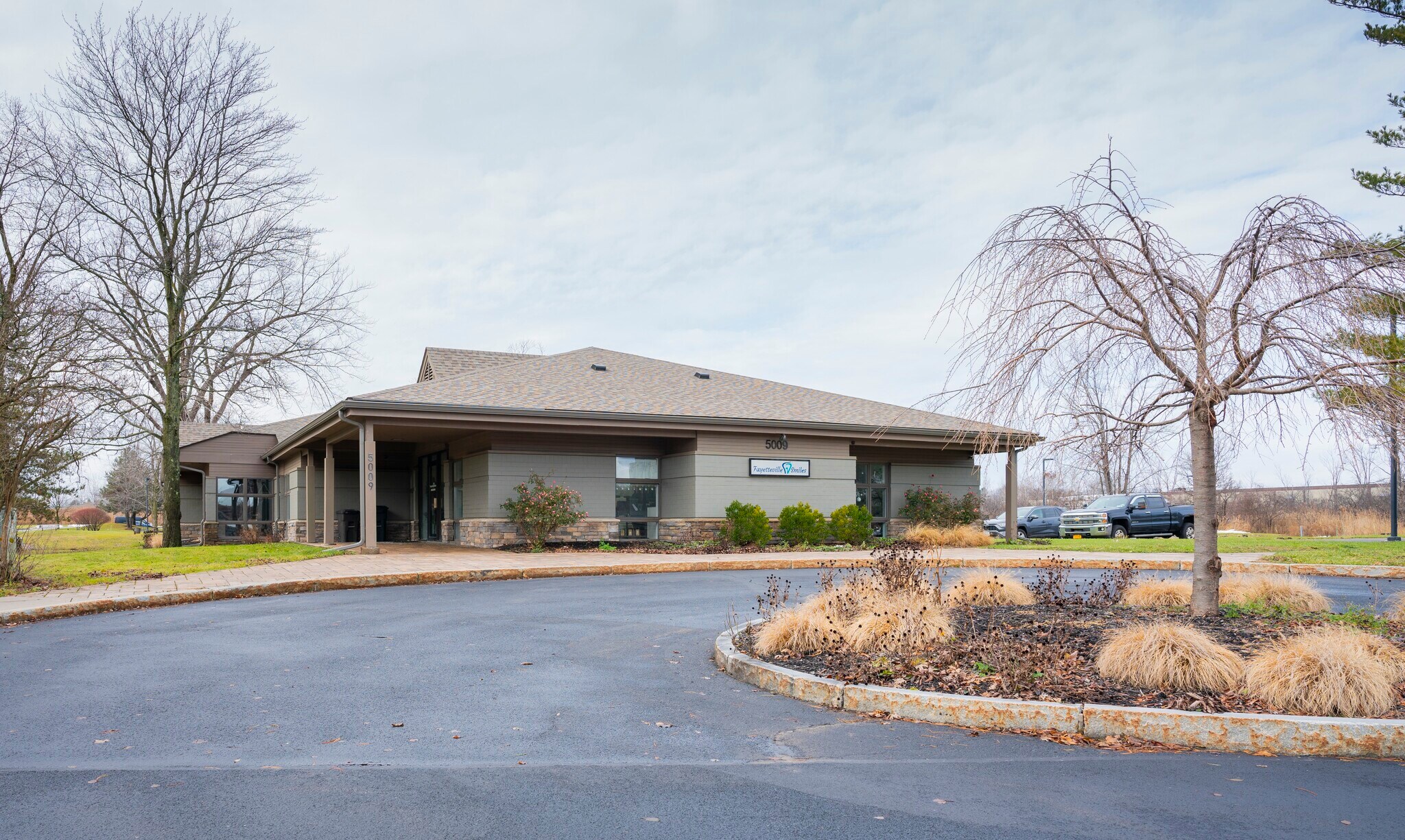 5009 Campuswood Dr, East Syracuse, NY à louer Photo de l’immeuble– Image 1 sur 13