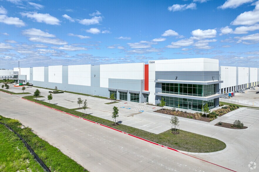 7500-7601 Oak Grove Rd, Fort Worth, TX à louer - Photo de l’immeuble – Image 3 sur 13