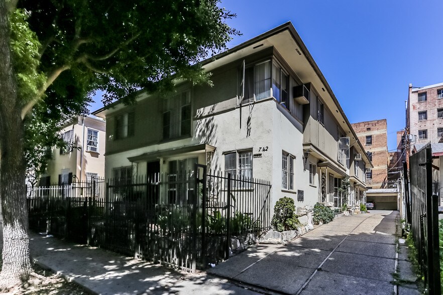 742 Irolo St, Los Angeles, CA à vendre - Photo principale – Image 1 sur 14