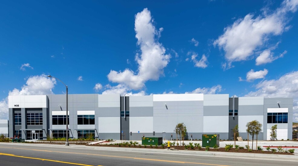 1501 Sherborn St, Corona, CA à louer - Photo de l’immeuble – Image 3 sur 10