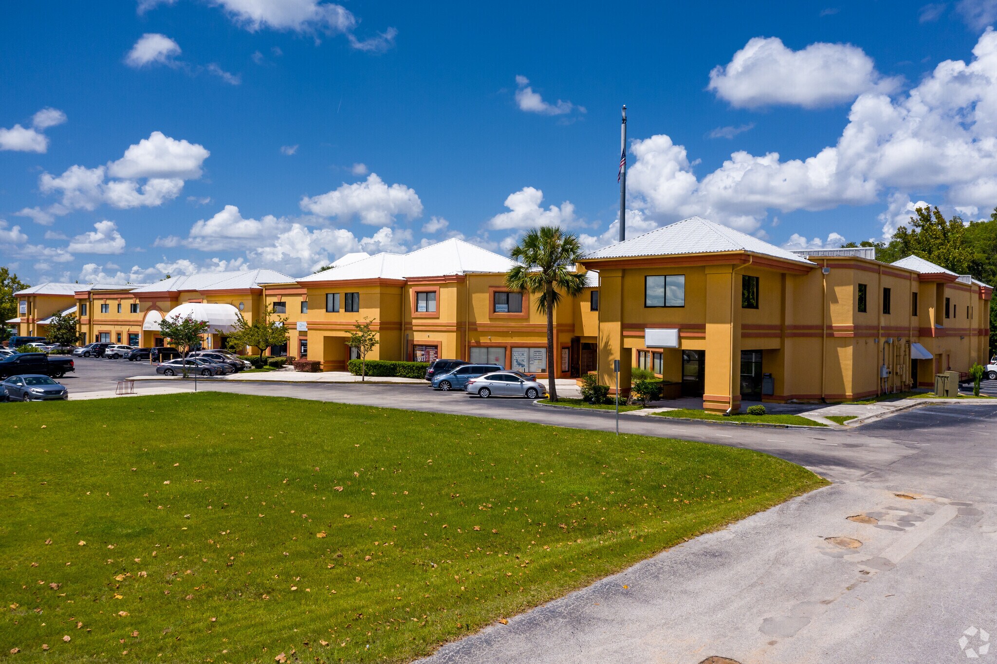 3501 W Vine St, Kissimmee, FL à louer Photo de l’immeuble– Image 1 sur 10