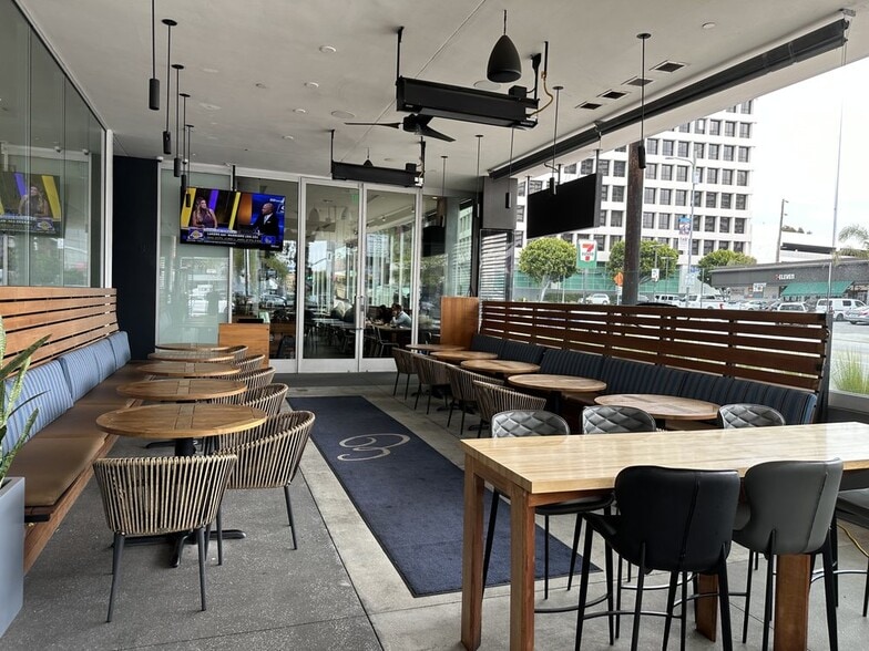 1168 S Barrington Ave, Los Angeles, CA à louer - Photo de l’immeuble – Image 2 sur 12