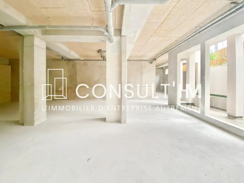 Local commercial dans Clichy à louer - Photo de l’immeuble – Image 1 sur 7