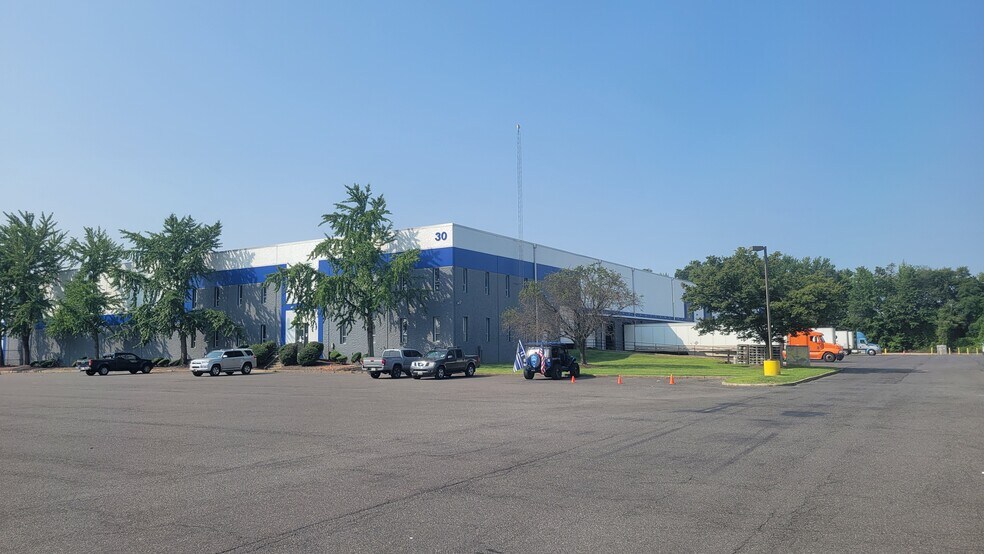 30 Runway Rd, Levittown, PA à louer - Photo de l’immeuble – Image 1 sur 9