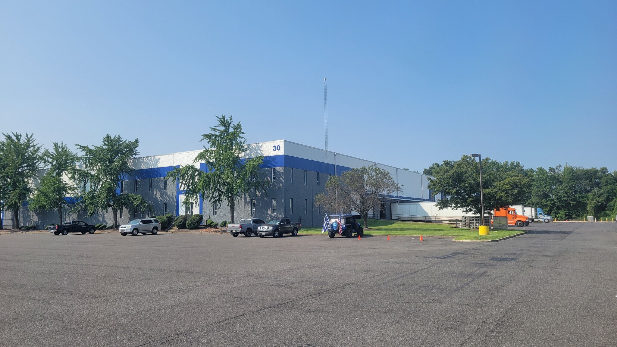 30 Runway Rd, Levittown, PA à louer Photo de l’immeuble– Image 1 sur 10