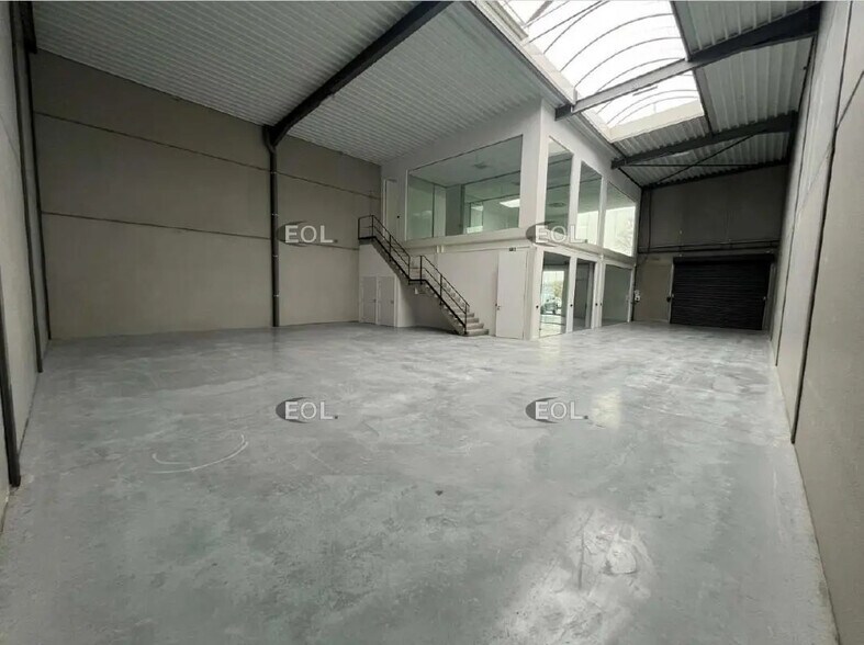 Industriel/Logistique dans NEUVILLE-EN-FERRAIN à louer - Photo de l’immeuble – Image 1 sur 6