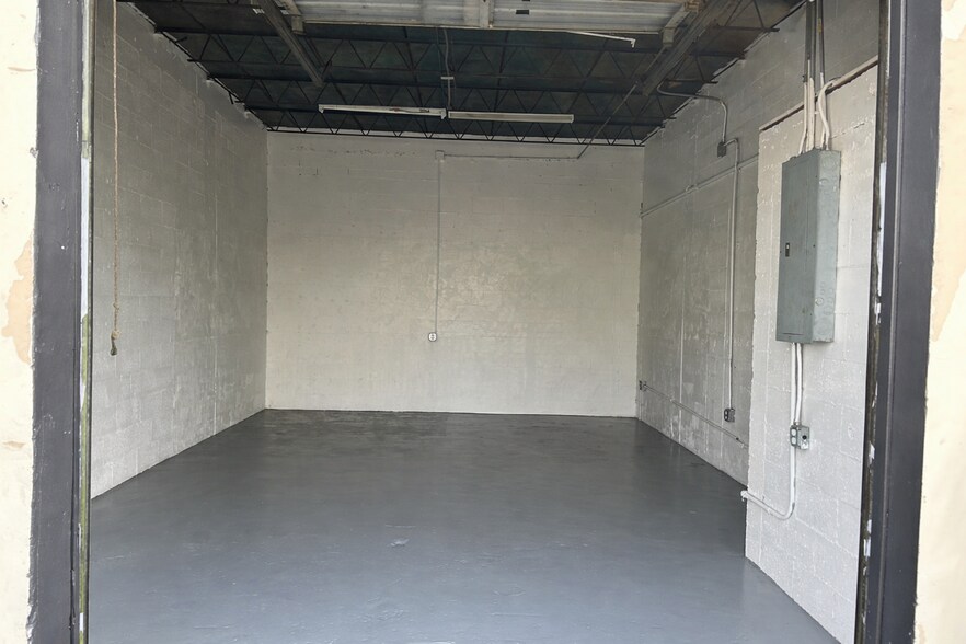 4631-4641 NW 8th Ave, Oakland Park, FL à louer - Photo de l’immeuble – Image 2 sur 4