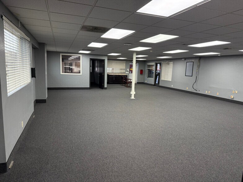 1239 N Boulder Hwy, Henderson, NV à louer - Photo de l’immeuble – Image 2 sur 9