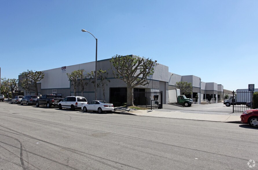 146 W 132nd St, Los Angeles, CA à louer - Photo de l’immeuble – Image 3 sur 8