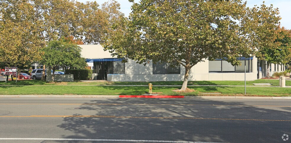 5111-5117 Johnson Dr, Pleasanton, CA à louer - Photo de l’immeuble – Image 2 sur 3