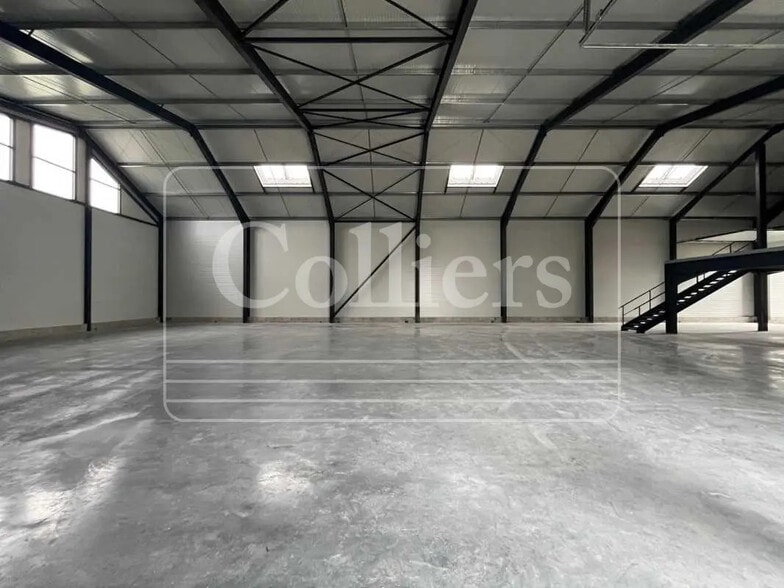 Local d'activités dans Bollène à vendre - Photo de l’immeuble – Image 2 sur 5