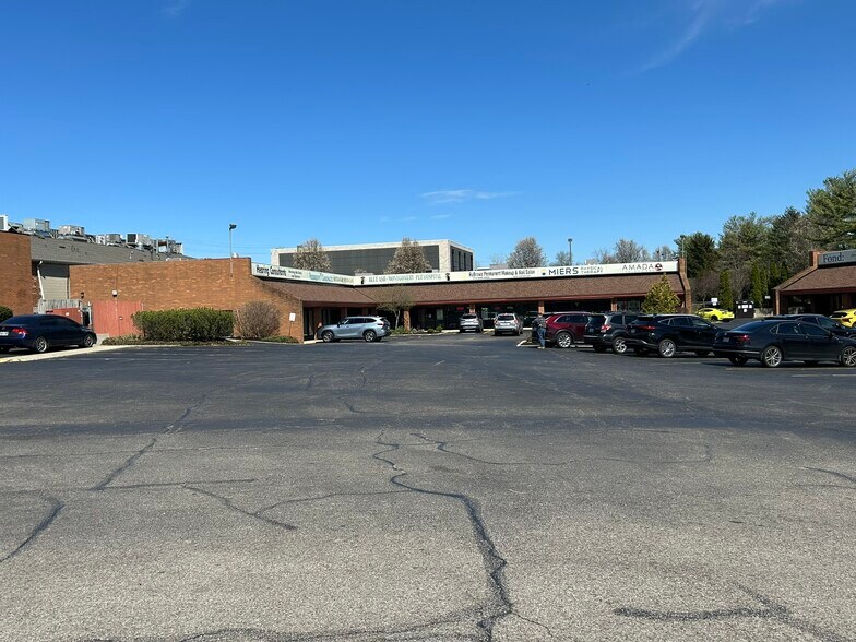 10758 Montgomery Rd, Cincinnati, OH à louer - Photo de l’immeuble – Image 1 sur 5