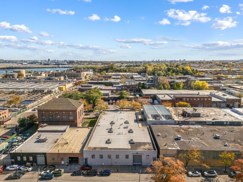 1821 Steinway Pl, Astoria, NY à louer - Photo de l’immeuble – Image 2 sur 9