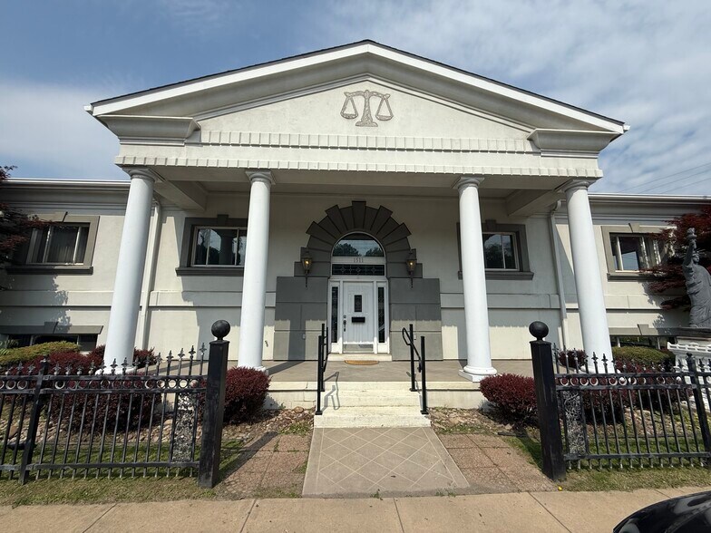 1511 Commerce St, Wellsburg, WV à louer - Photo de l’immeuble – Image 1 sur 11