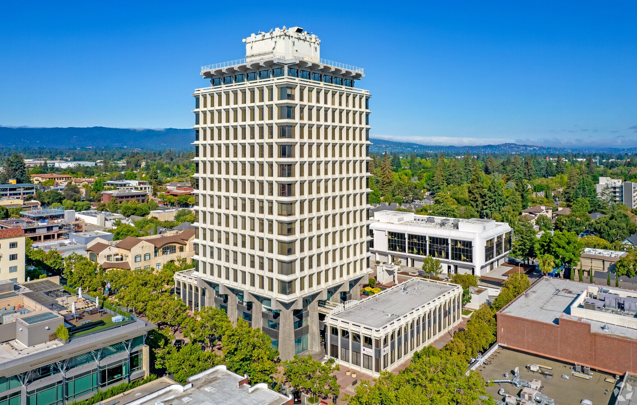 525 University Ave, Palo Alto, CA à louer Photo principale– Image 1 sur 10