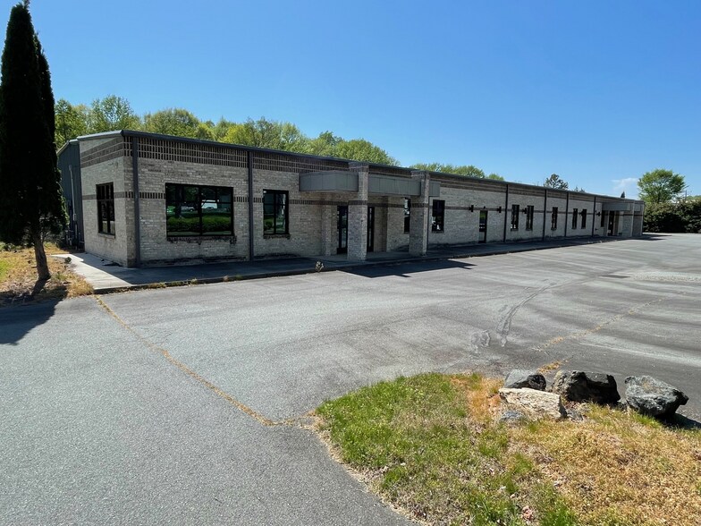 1100 Fairchild Rd, Winston-Salem, NC à vendre - Photo de l’immeuble – Image 2 sur 2