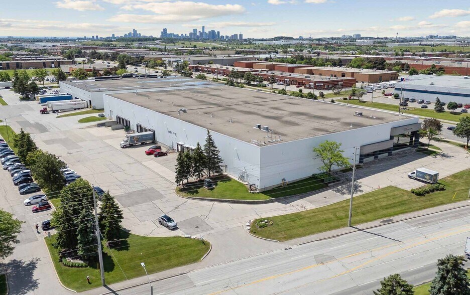 1030 Courtneypark Dr E, Mississauga, ON à louer - Photo de l’immeuble – Image 3 sur 8