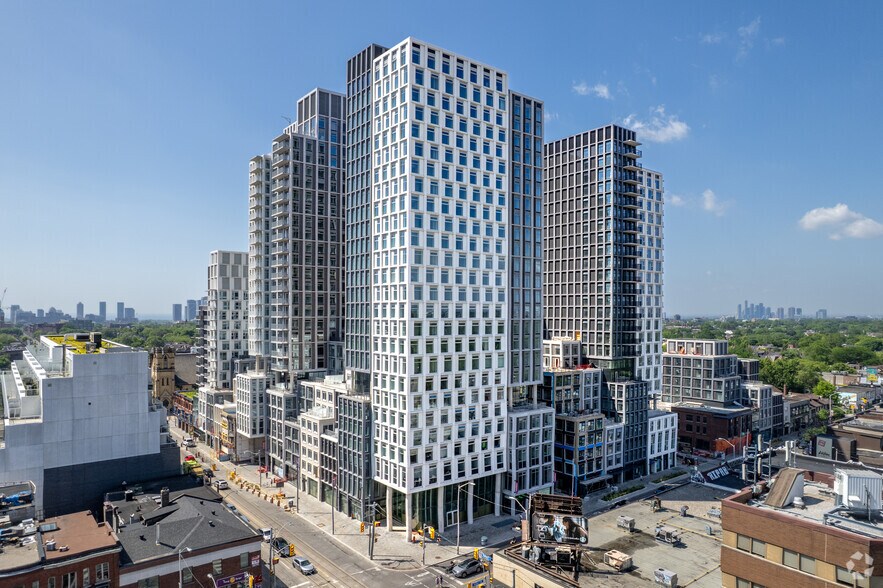 748 Bathurst St, Toronto, ON à louer - Photo de l’immeuble – Image 2 sur 3