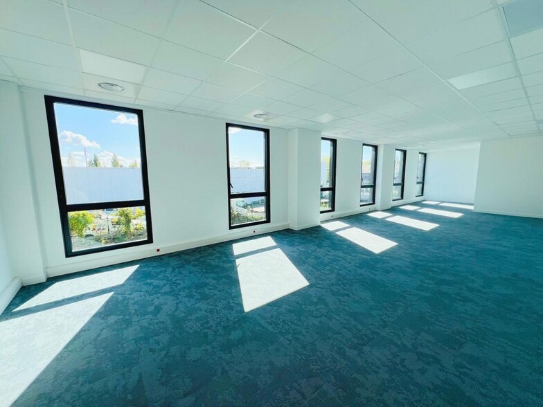 Bureau dans Plaisir à louer - Photo de l’immeuble – Image 2 sur 17