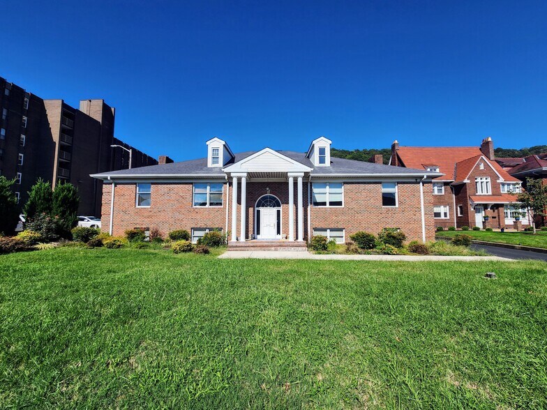 2110 Kanawha Blvd E, Charleston, WV à louer - Photo de l’immeuble – Image 1 sur 8