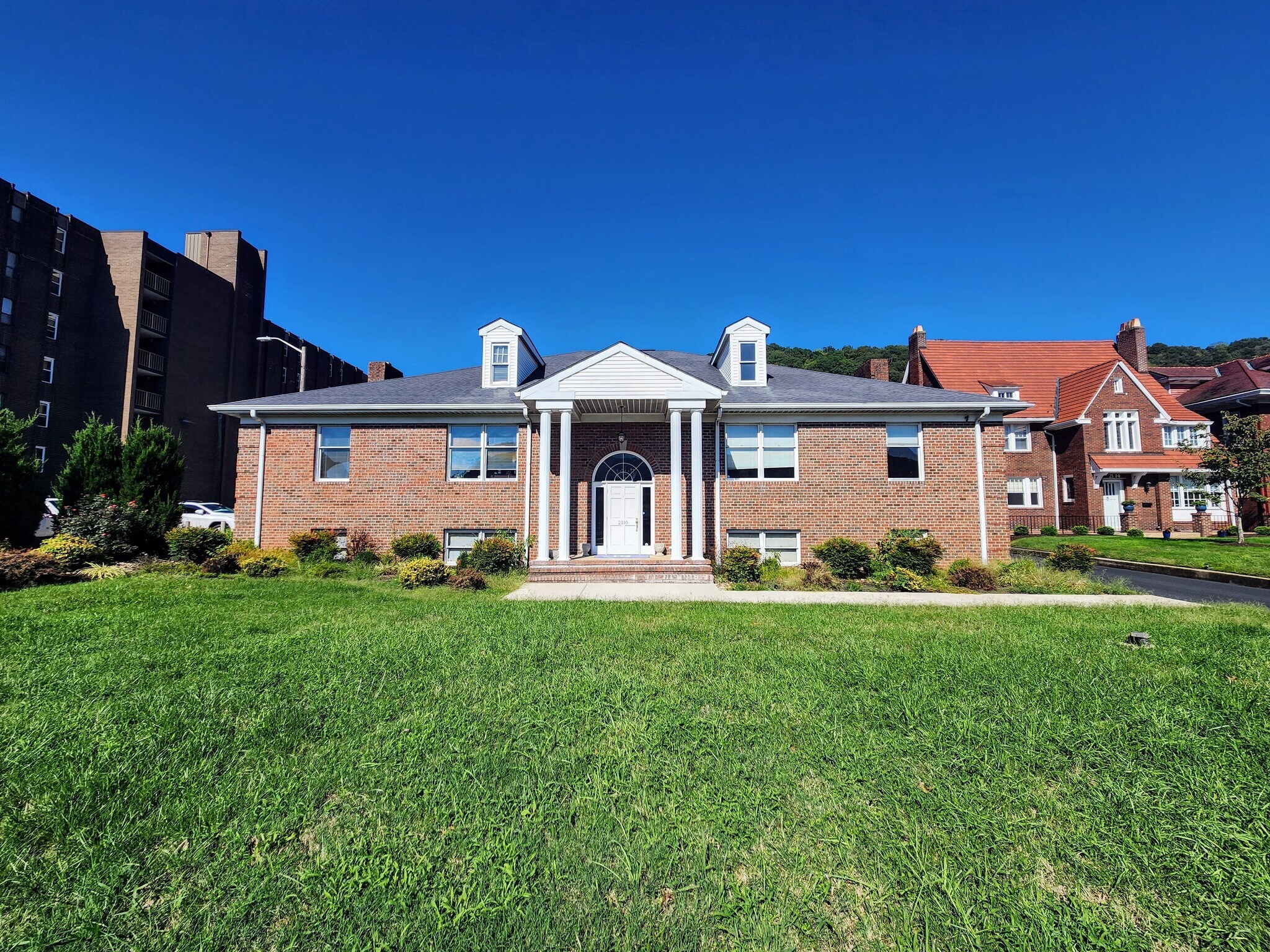 2110 Kanawha Blvd E, Charleston, WV à louer Photo principale– Image 1 sur 12