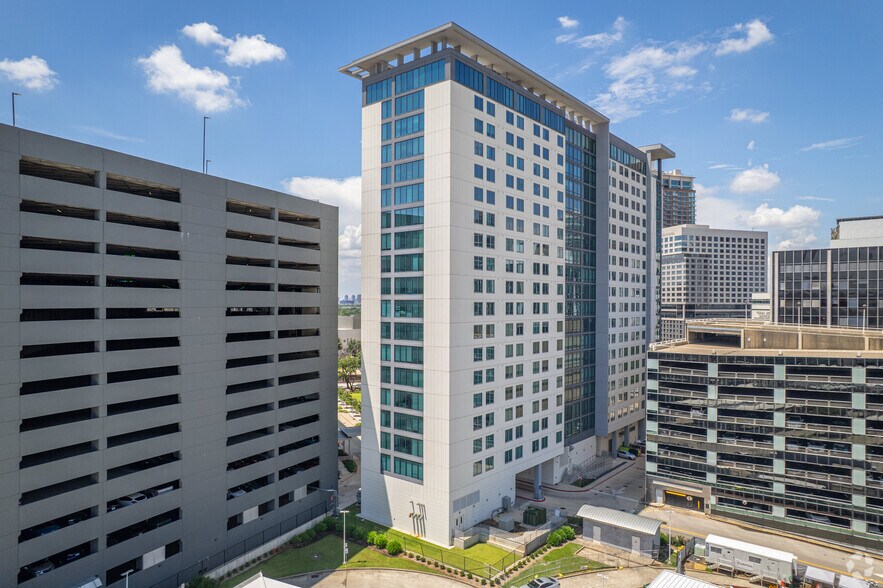 6919 Main St, Houston, TX à louer - Photo de l’immeuble – Image 2 sur 31